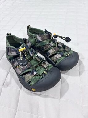 Keen Newport H2 Kids Green Camo Closed-Toe Sandals Machine Washable Boys 13 EUC